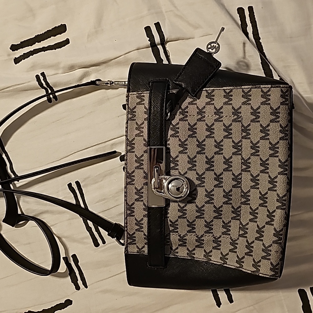 Michael Kors Hamilton MD Grey & Black CrossbodyBag Lock Key Michael Kors